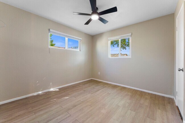 Building Photo - 2614 W Greenway Rd