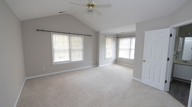 Building Photo - 4 Bedroom Home in desirable Grove Park Community