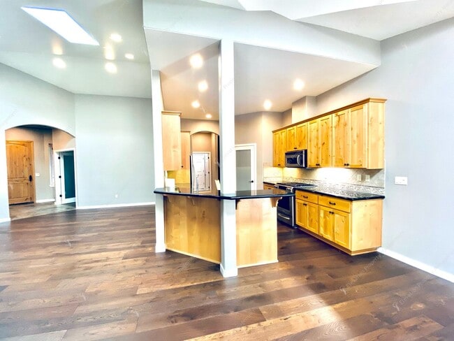 Building Photo - Experience Luxury Living in Broken Top wit...