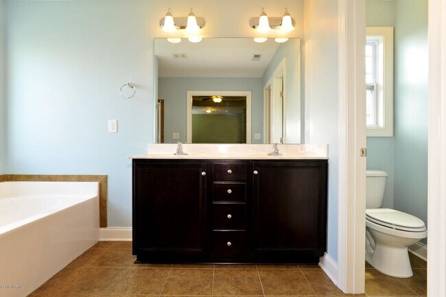 Building Photo - 834 Solomon Dr