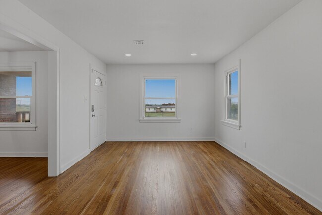 Building Photo - 2020 NE 30th St