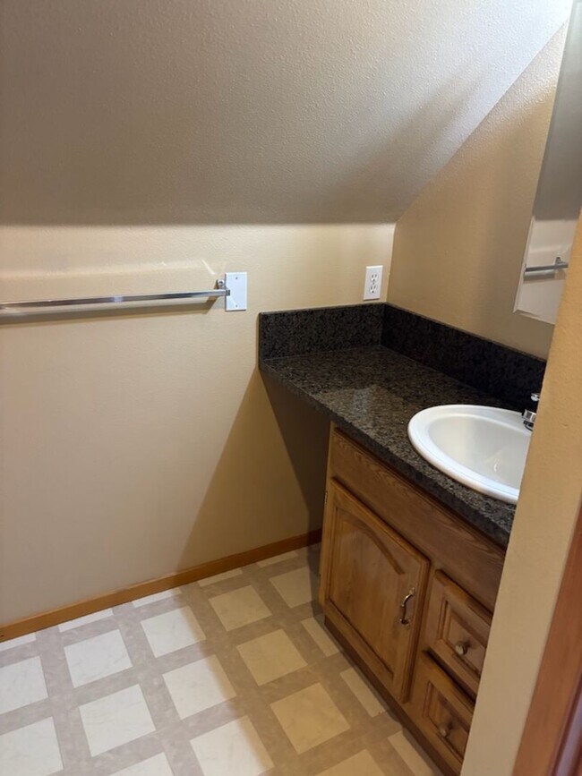 Building Photo - Welcome to this charming and inviting 3-bedroom, 1.5-bath home