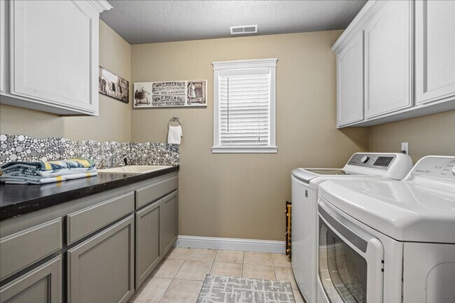 Building Photo - 2279 S Bear Claw Way