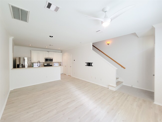 Building Photo - 75 Dennis St