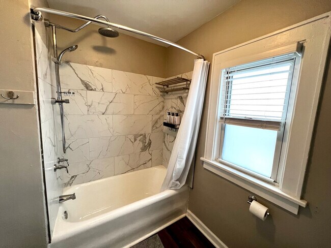 Building Photo - 1509 Clark St