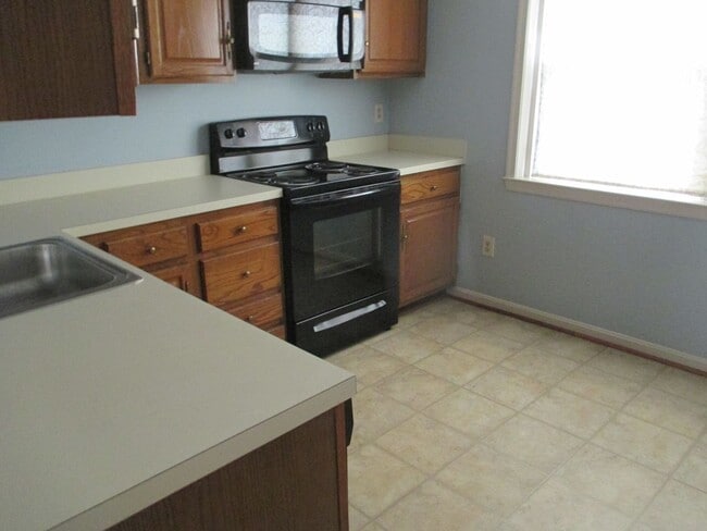 Building Photo - Bright and Cozy Two Bedroom Condo, One Blo...