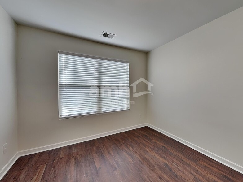 Building Photo - 351 Shady Glen