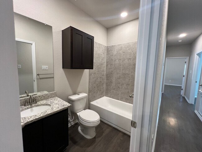Building Photo - Luxury 3/2 Duplex in Seguin, Texas
