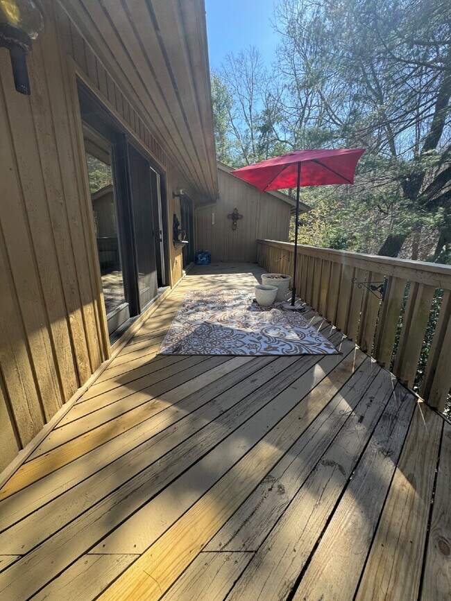 Building Photo - "Charming 2-Bedroom Condo with Cozy Fireplace in Hendersonville – 1603 Sq Ft of Comfort!"