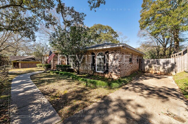 Building Photo - Immaculate 3BR / 2BA Home in Carriage Hills