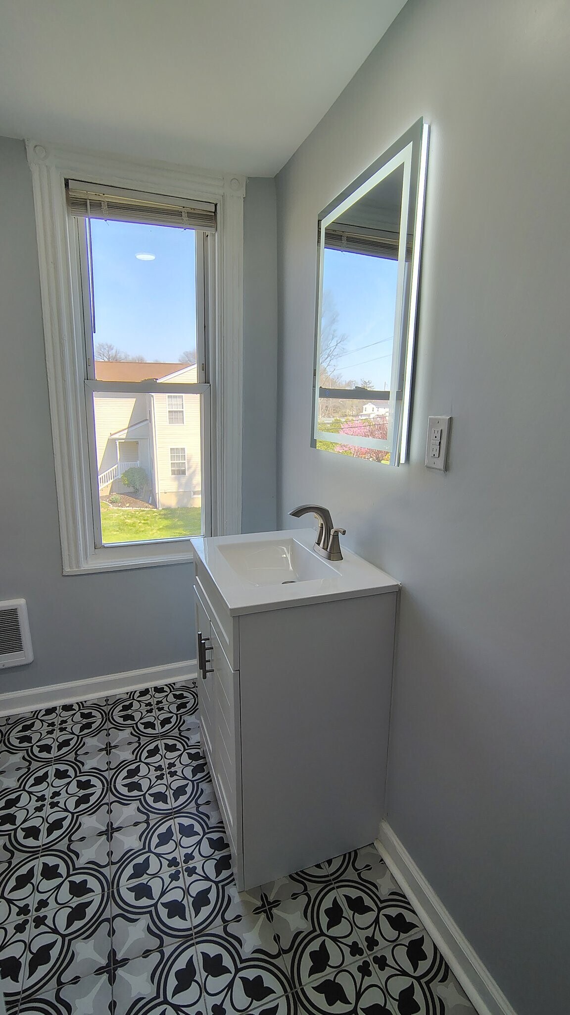 Building Photo - 1000 Main Ave