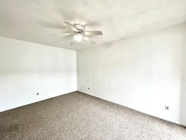 Building Photo - 622 Pinewood Dr