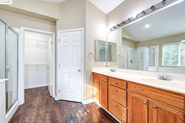 Building Photo - 220 Whispering Oaks Ct