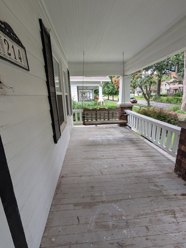 Building Photo - 214 SW Broadmoor Ave