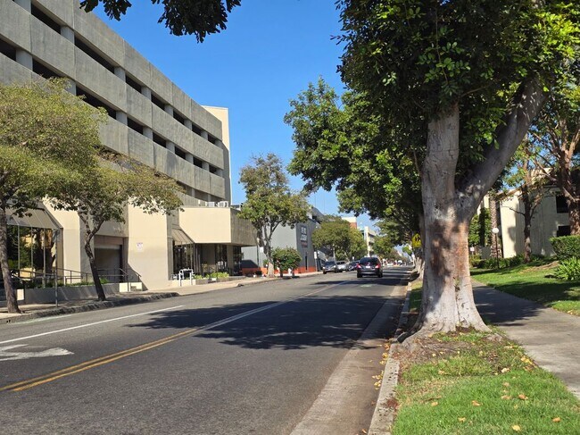 Building Photo - 600 W 3rd St