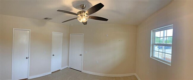 Building Photo - 1306 Loop Dr