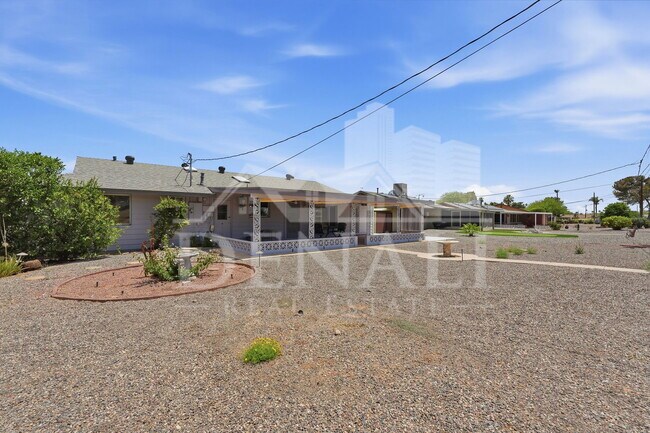 Building Photo - 10747 W Hope Dr