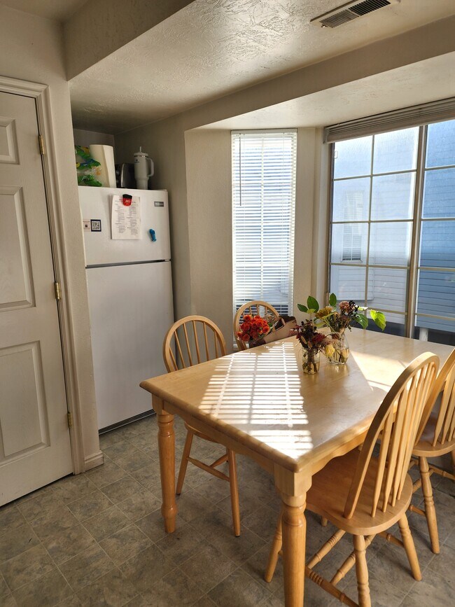 Building Photo - 565 N 300 E