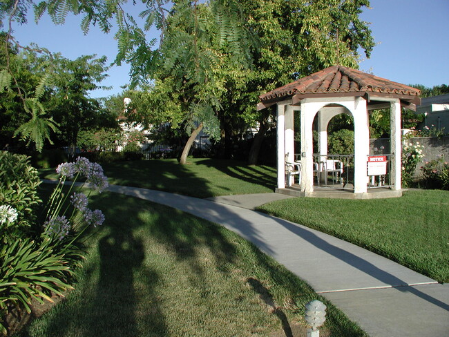 Gazebo in HOA Common Area - 732 Lake Terrace Cir