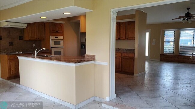 Building Photo - 1073 SW Canary Terrace