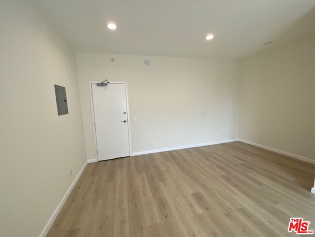 Building Photo - 814 S Hobart Blvd