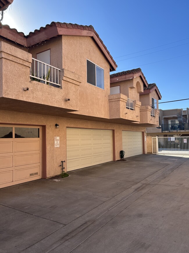 Garage Door(The one on the centre) - 11936 207th St