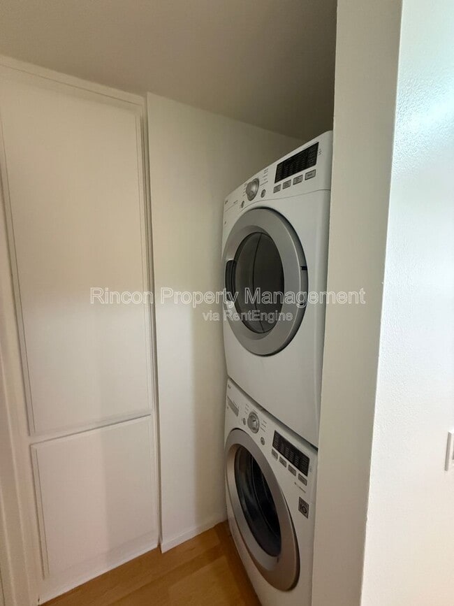 Building Photo - 236 E Surfside Dr