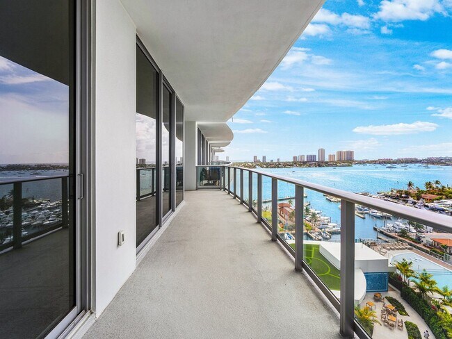 Building Photo - 220 Lake Shore Dr