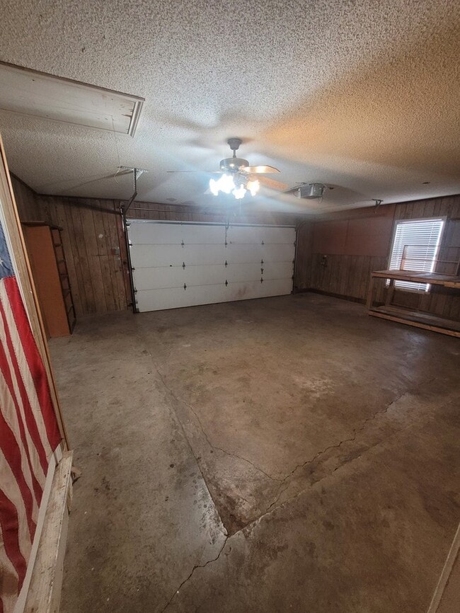 Building Photo - 3 bed 2 bath 2 car garage on cul-de-sac!