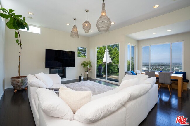 Building Photo - 3865 Buena Park Dr