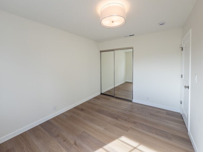 Building Photo - 1000-1006 Tilton