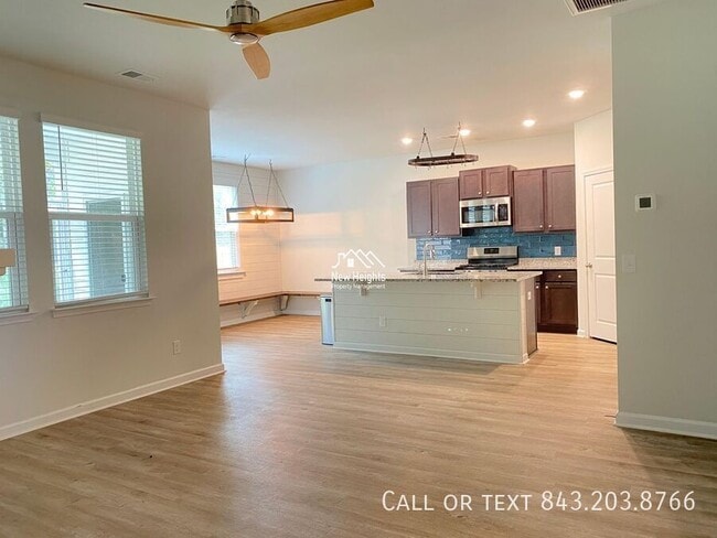 Building Photo - 2641 Alamanda Dr