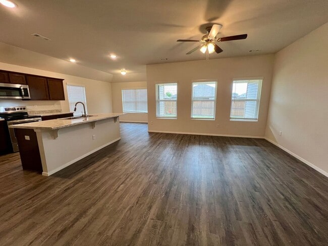 Building Photo - 8109 Dogwood Dr