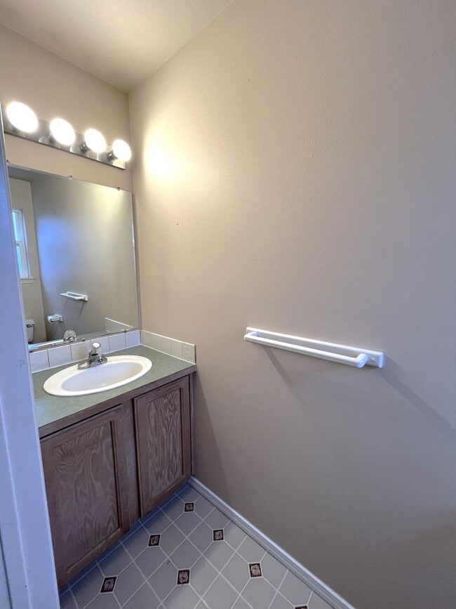 Building Photo - Three Bedroom In Great Location