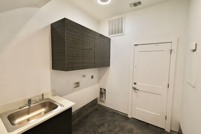 Building Photo - 902 Montana St