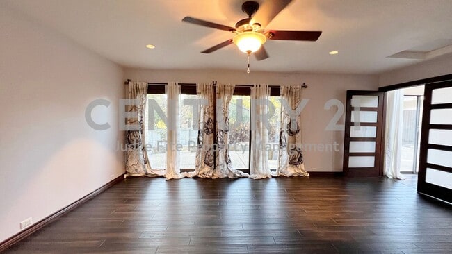 Building Photo - Stunning 4/3/2 Nestled at End of Cul-de-sa...