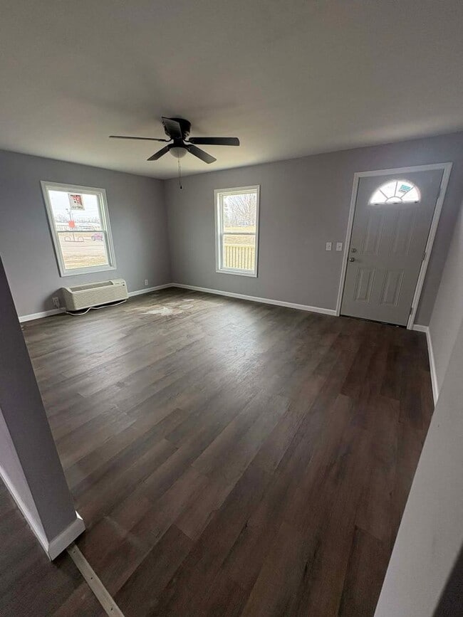 Building Photo - Modern Updates, Classic Comfort!