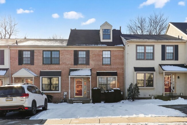 Building Photo - Newly Refinished 2 Bedroom Townhome