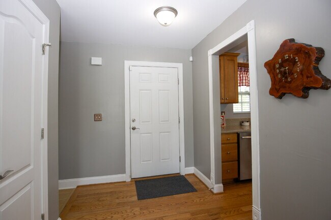 Building Photo - Charming 3 BR/2BA Ranch with fully fenced ...