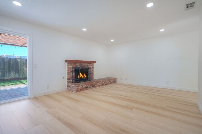 Building Photo - Beautifully Renovated 3-Bedroom Home with ...