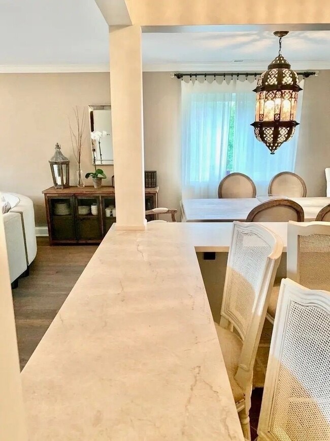 Building Photo - Beautiful 2-bedroom & 2-Bathroom Condo in Glenview