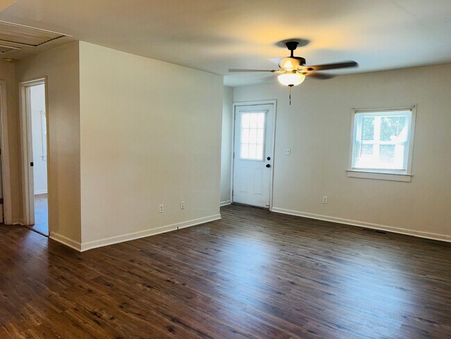 Building Photo - ***MOVE IN SPECIAL - $500 OFF 1ST MONTHS R...