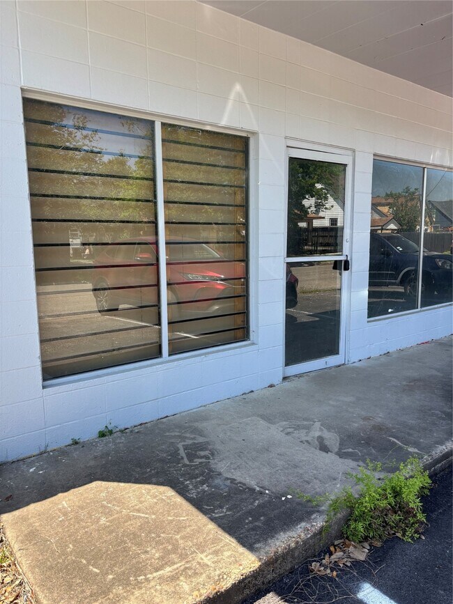 Building Photo - 401 W James Ave
