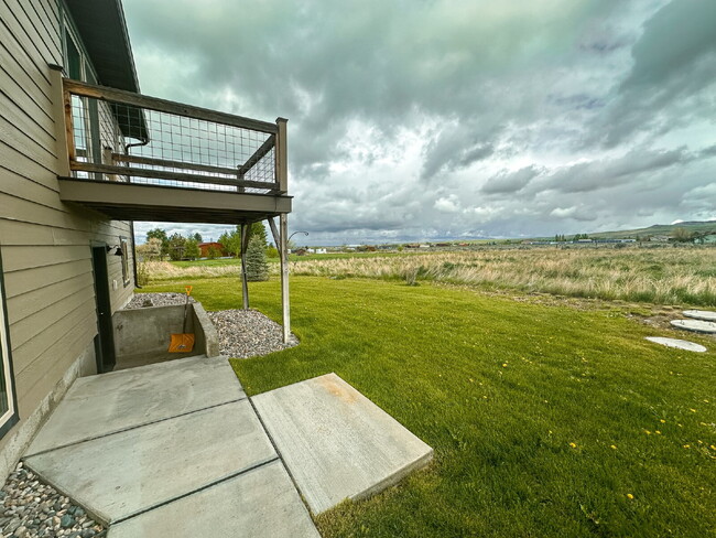 Building Photo - 3 Bedroom, 1 Bathroom Lower Level Duplex