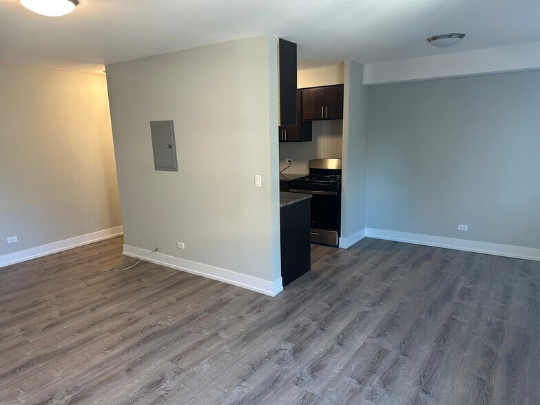Building Photo - 542 W Surf St