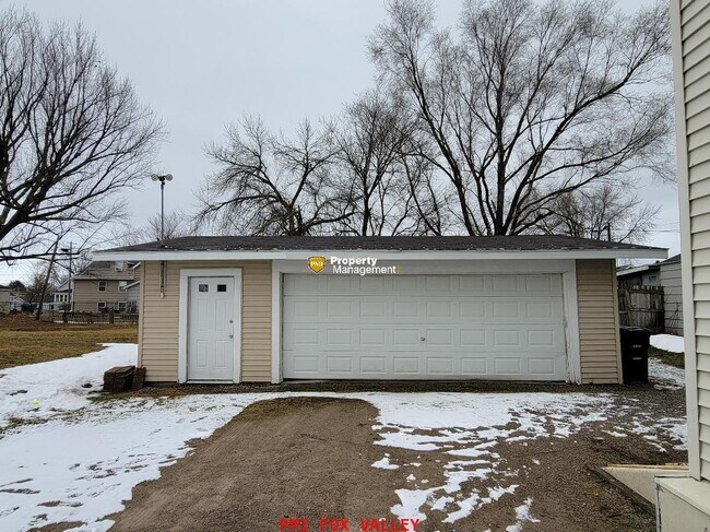 Building Photo - 2 Bedroom Lower with Garage