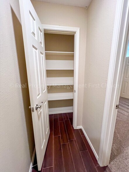 Building Photo - 420 Ridge Point Dr