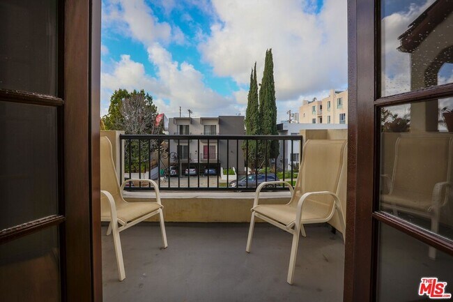 Building Photo - 806 N Alfred St