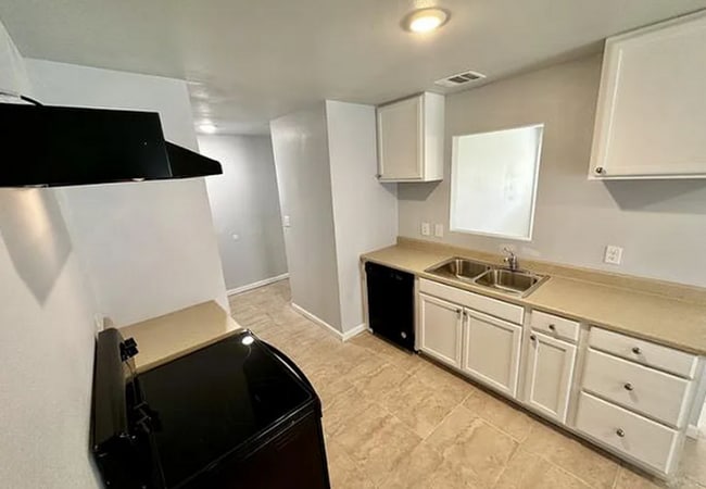 Building Photo - Beautifully remodeled 3 bed 1.5 bath in th...