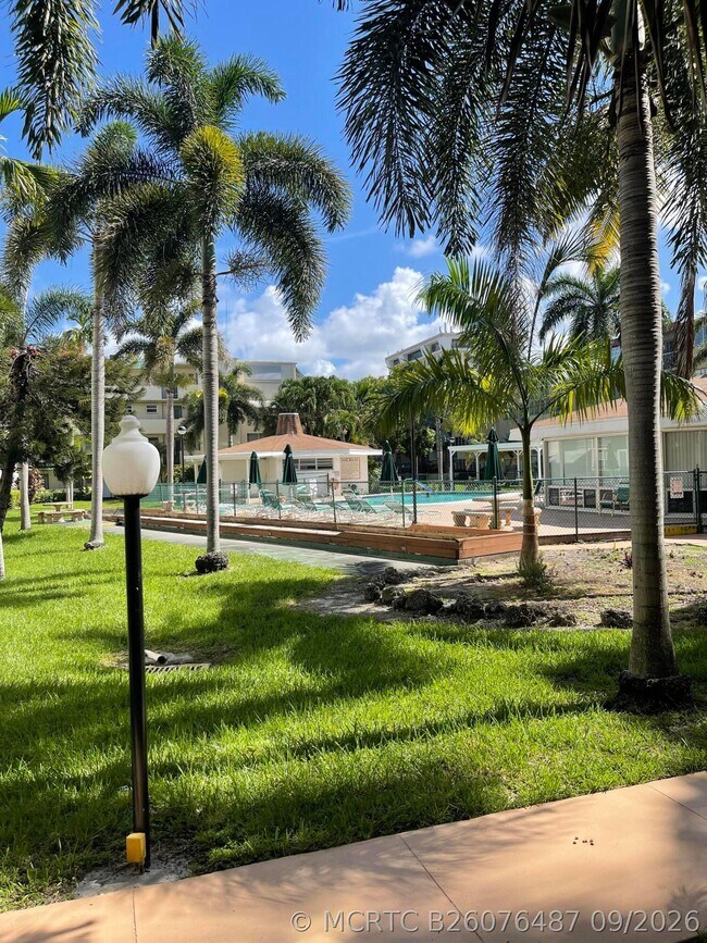 Building Photo - 1333 E Hallandale Beach Blvd